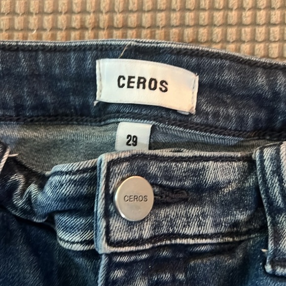 Ceros jagging. Dark wash. Frayed and distressed. Great condition. Size 29. - Picture 6 of 7